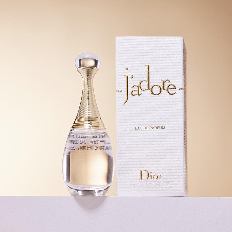 Dior J'adore Eau de Parfum 5ml: Klasická květinová vůně, elegantní, sofistikovaná a dlouhotrvající.