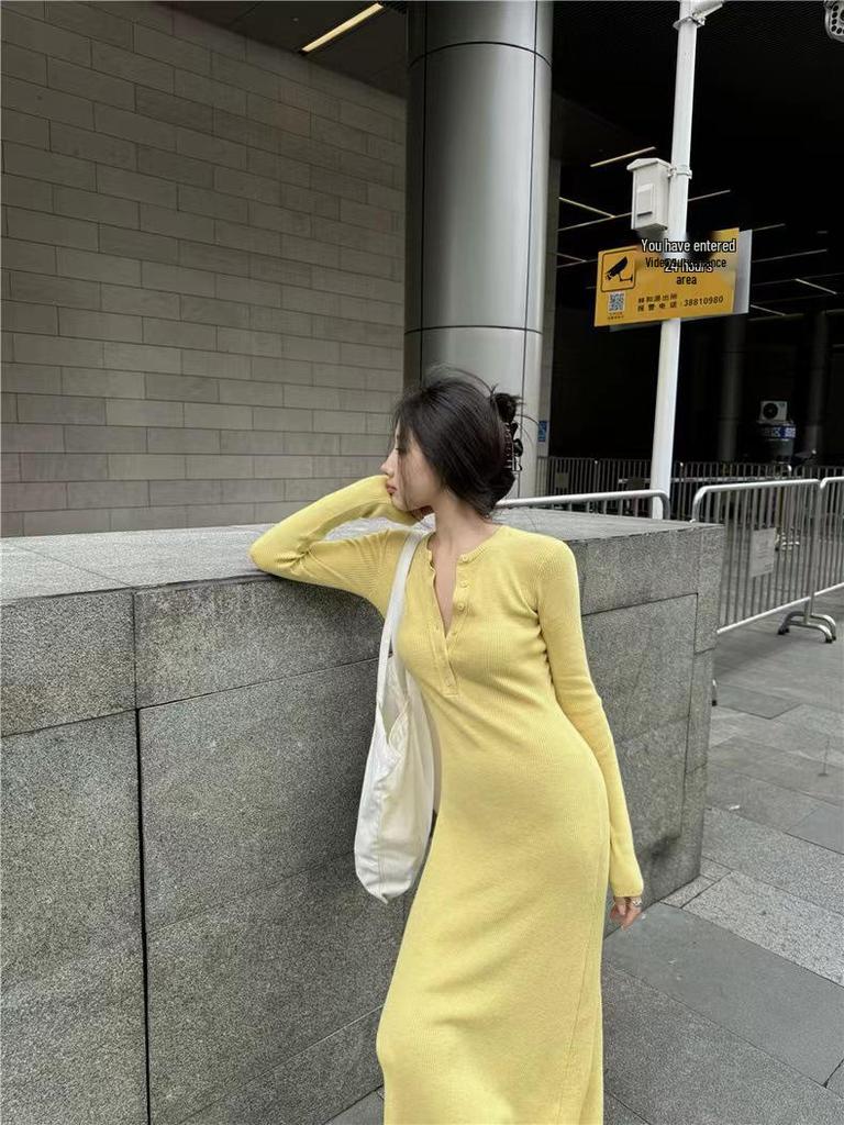 Rochie Tricotată Galbenă Stil Coreean Slim-Fit cu Mâneci Lungi - Rochie Lungă Casual de Toamnă pentru Femei, Cambrată în Talie, Muldând Șoldurile