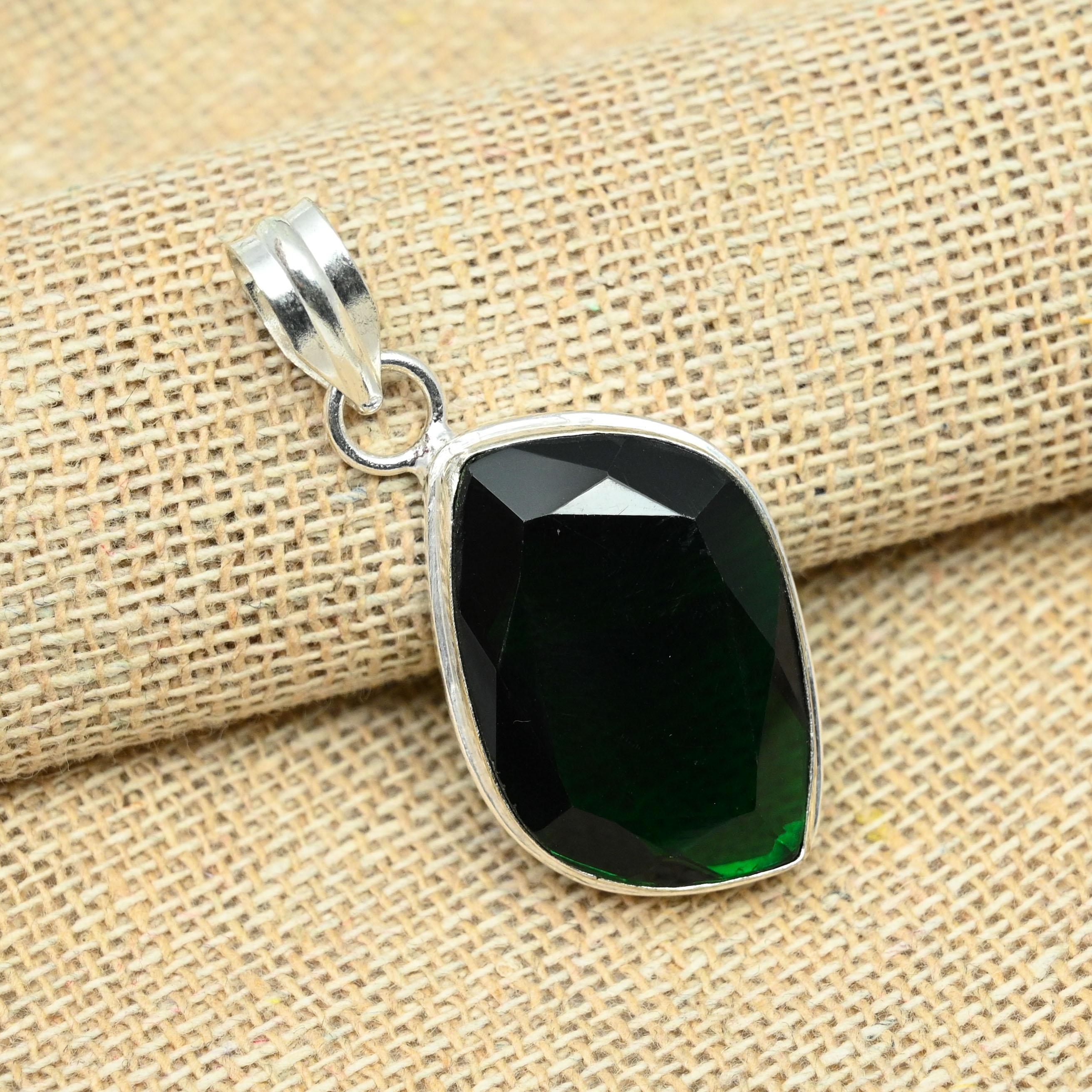 

Твердый стерлинговый серебристый стерлинговый серебристый 925 Chrome Diopside Gemstone Ювелирные изделия ручной работы Женский кулон 1.77 Inches зелёный