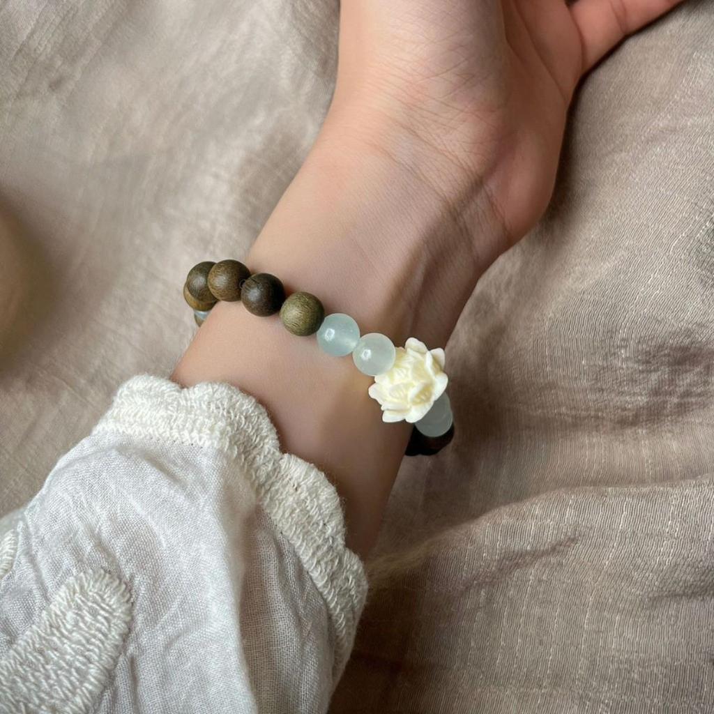 Natural Green Sandalwood Lotus Bracelet: Unisex Design with Wénwán Prayer Beads