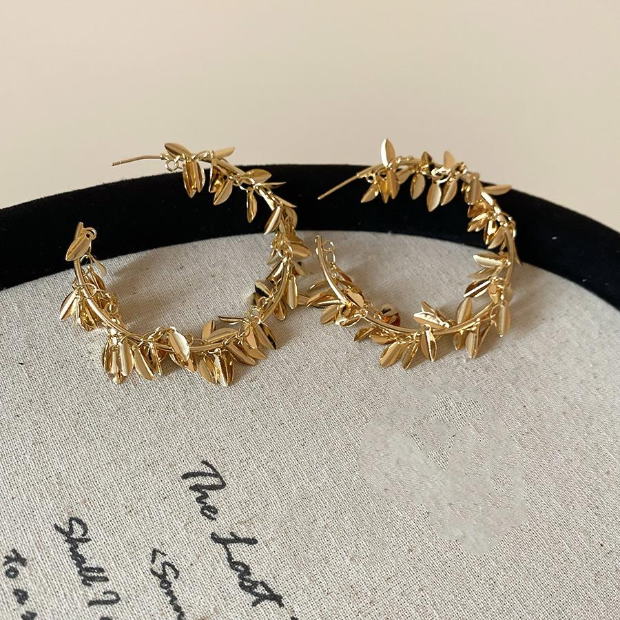 

Серьги-клипсы в форме листа C, модный дизайн, серьги-пусеты с холодным ветром, ощущение высокого класса, персонализированные нишевые серьги.