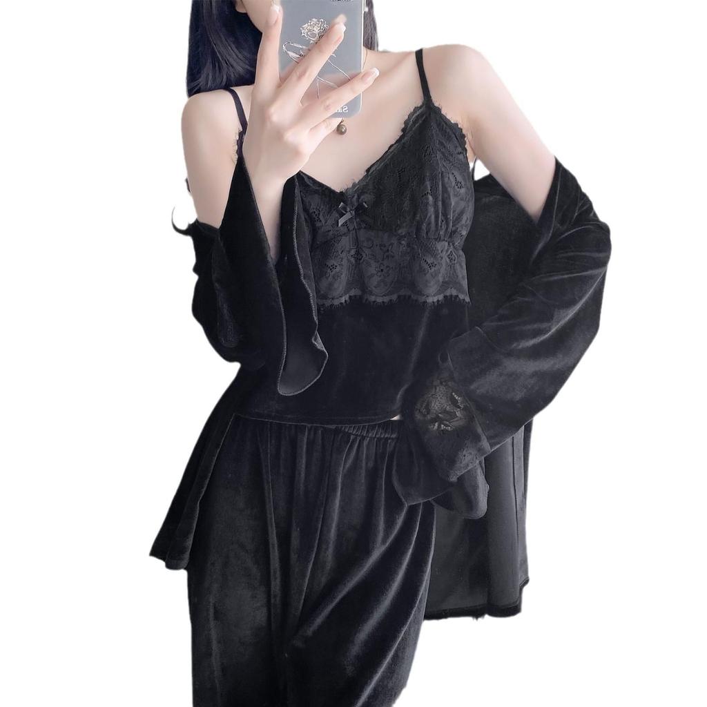 Zestaw trzyczęściowy: złoty aksamitny koronkowy top na ramiączkach i długie spodnie. Damska odzież domowa na jesień/zimę.