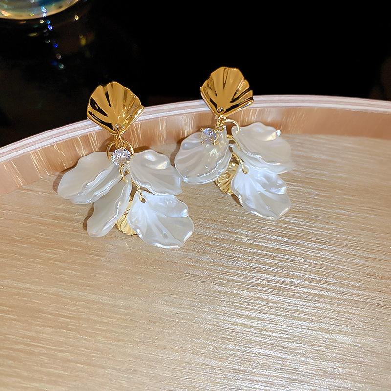 White pearl shell fringed earrings fashionable and elegant temperament earrings French light luxury high-end earrings women