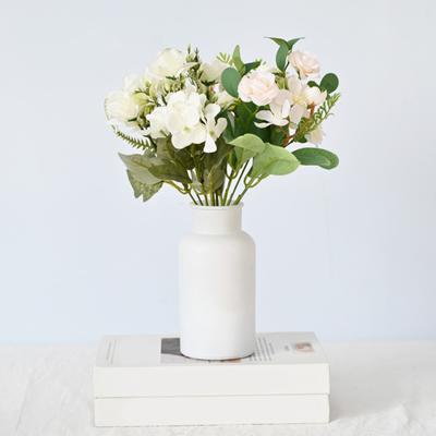 Künstlicher Rosenstrauß Falsche Blumen mit Eukalyptusblättern Plastik-Blumenarrangement für Hochzeit Brautsträuße Zuhause Küche Party Tisch