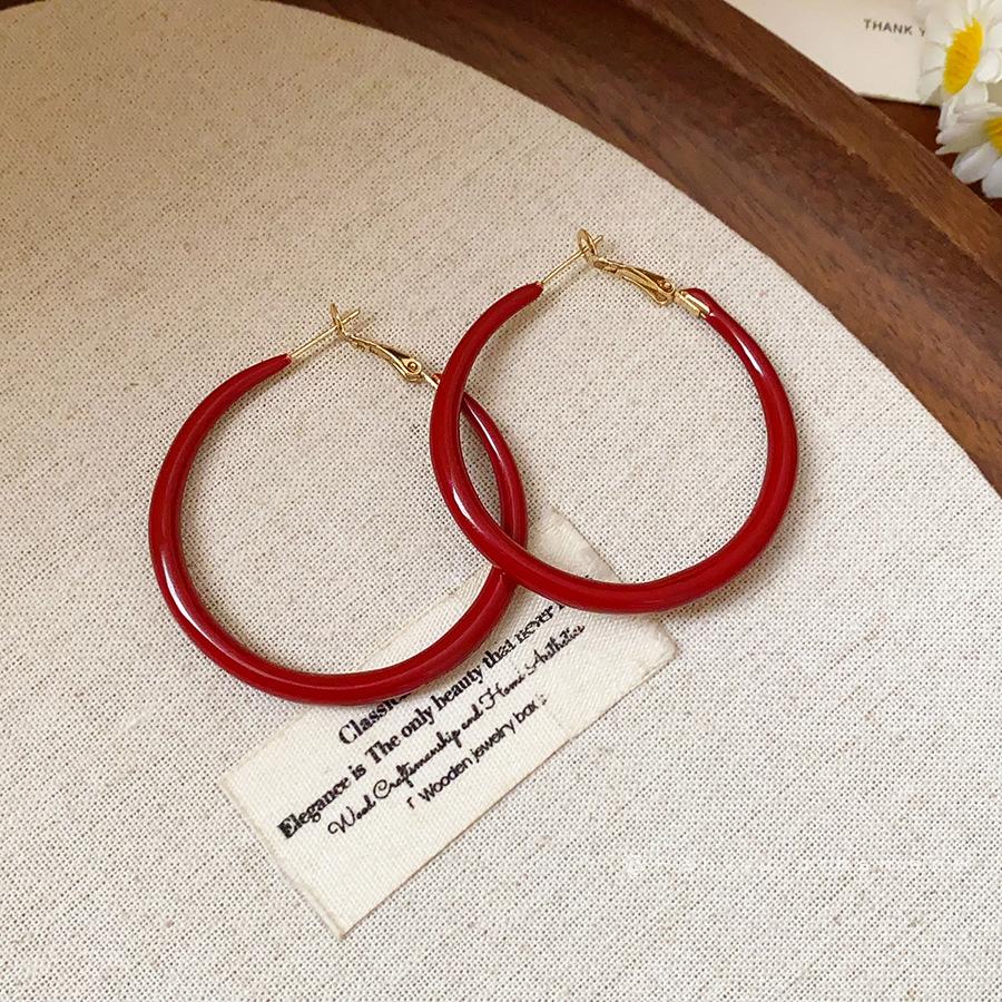 Boucles d'oreilles créoles Ankara Red Silver Needle Drip Oil: Style Rétro Hong Kongais pour Femmes, Polyvalent, avec un Design Unique.