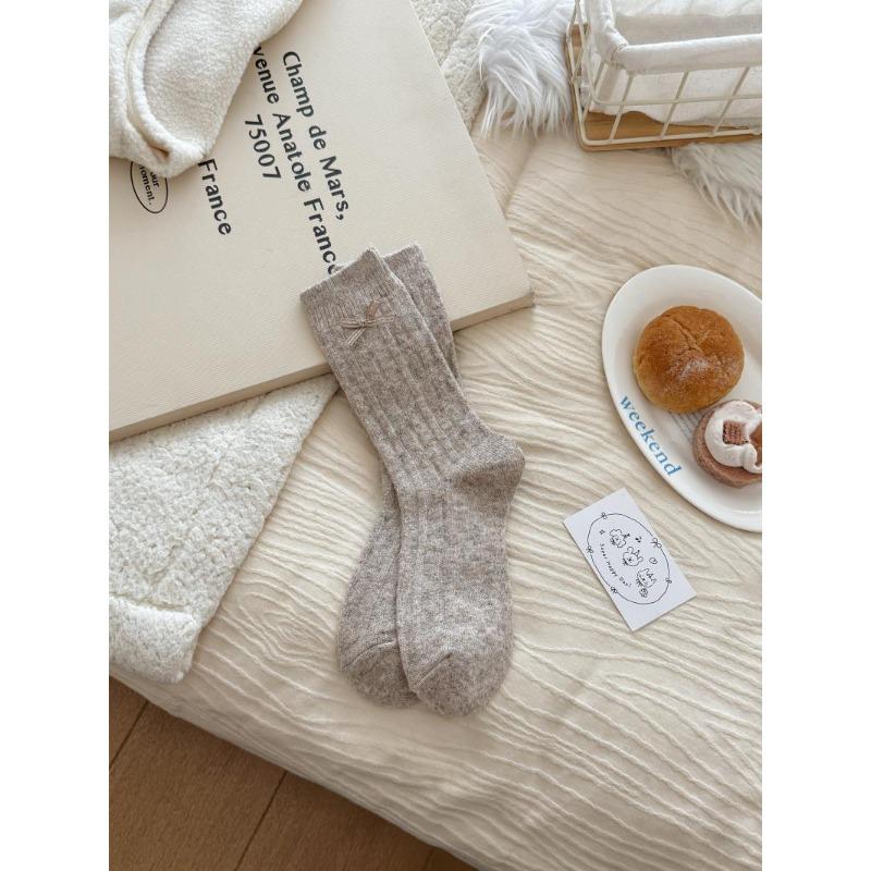 Pure Color Wool Knitted Thickened Butterfly Knot Pile-up Socks for Children, Suitable for Autumn and Winter, Providing Warmth.