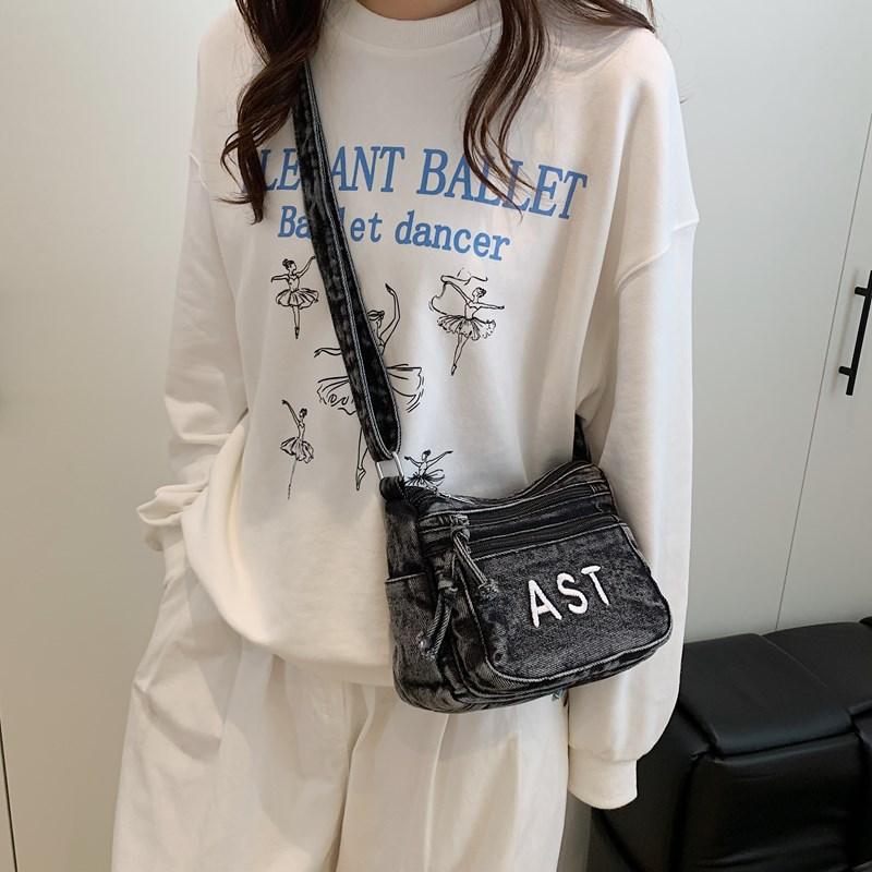 Dżinsowa torba z haftowanym napisem, wielokieszeniowa torba crossbody