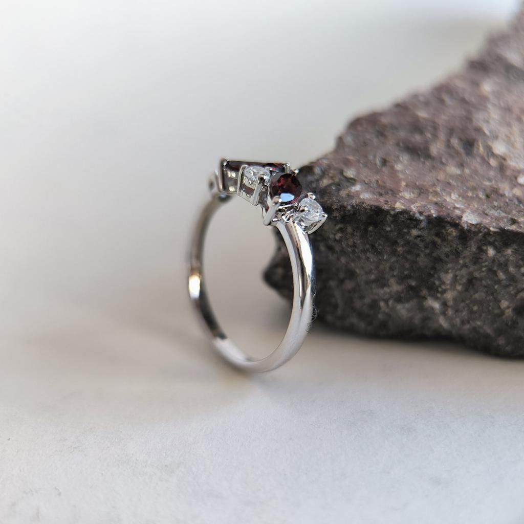 Silberring mit natürlichem Granat, Gewicht des Artikels 2,55 g (2204251)