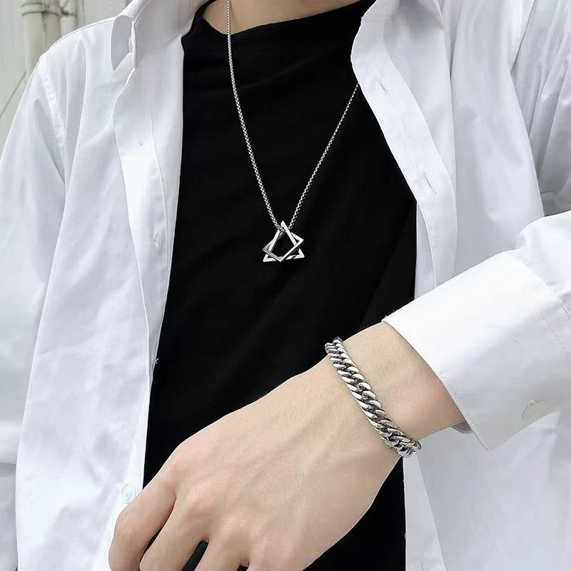 Unisex geometrický náhrdelník s přívěsky ve tvaru trojúhelníku a čtverce na krabičkovém řetízku