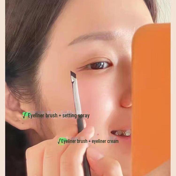 Кисть для подводки глаз и бровей Precision Angled Blade Eyeliner Brush