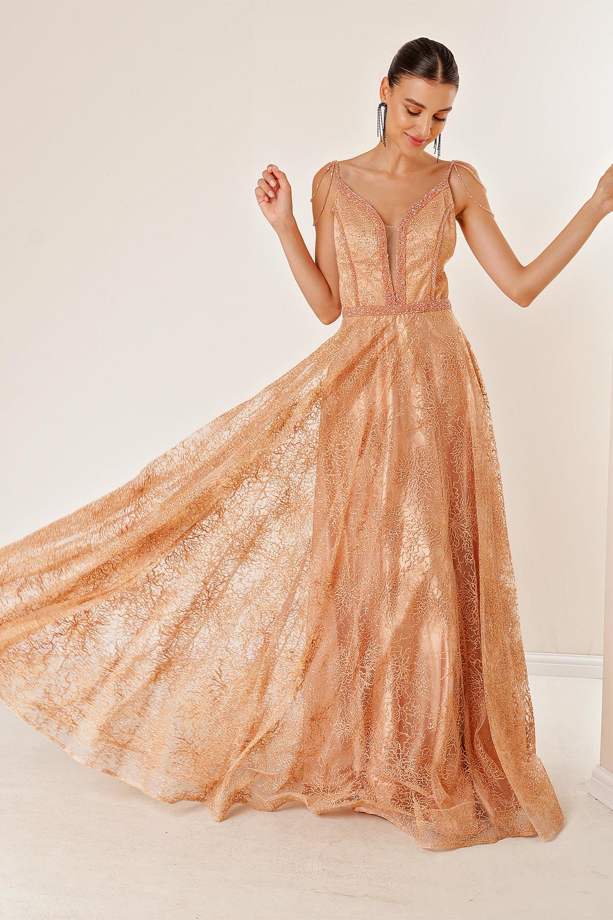 

Коралловое длинное платье с тонким бретелем, V-образным вырезом и бисером, с завязками на спине, на подкладке из блестящего флока с принтом L золотой