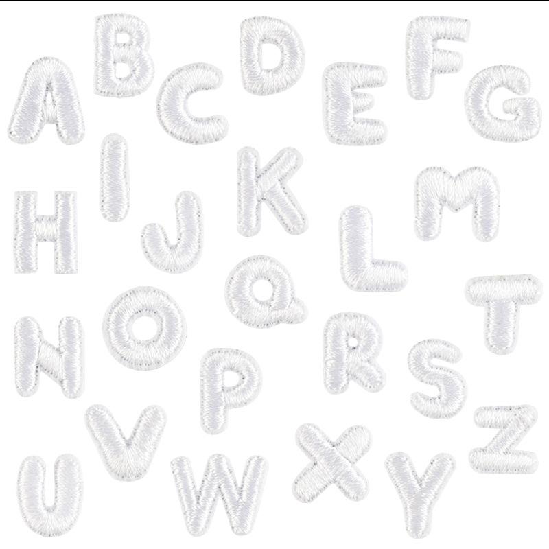 1Cm 26 Stuks Mini Witte Letterpatches Voor Kleding Geborduurde Patch Strijkbare Letters Custom Merklogo Patch Kledingstickers Diy