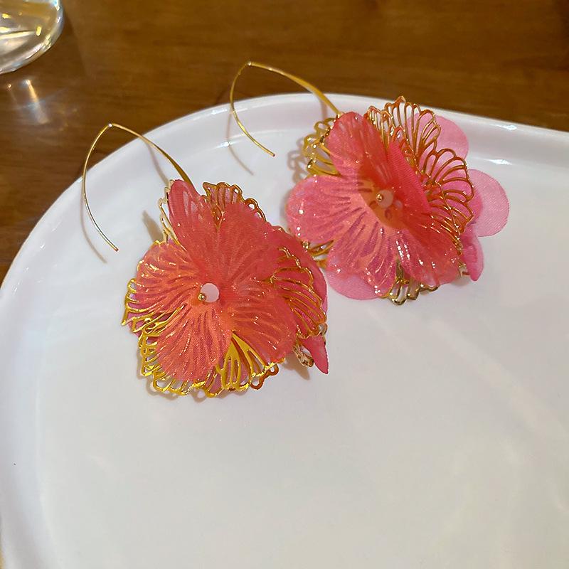 Boucles d'oreilles bohèmes roses à fleurs de perles de rocaille et pompons de perles