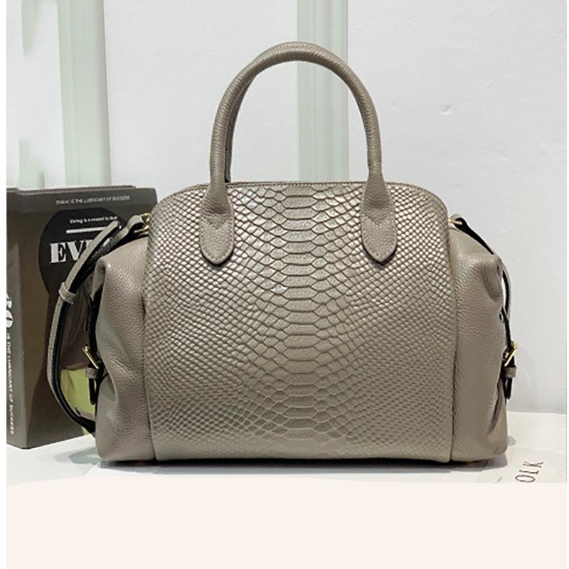 Retro crocodile pattern women's bag plus genuine leather locomotive bag, large-capacity messenger handbag.