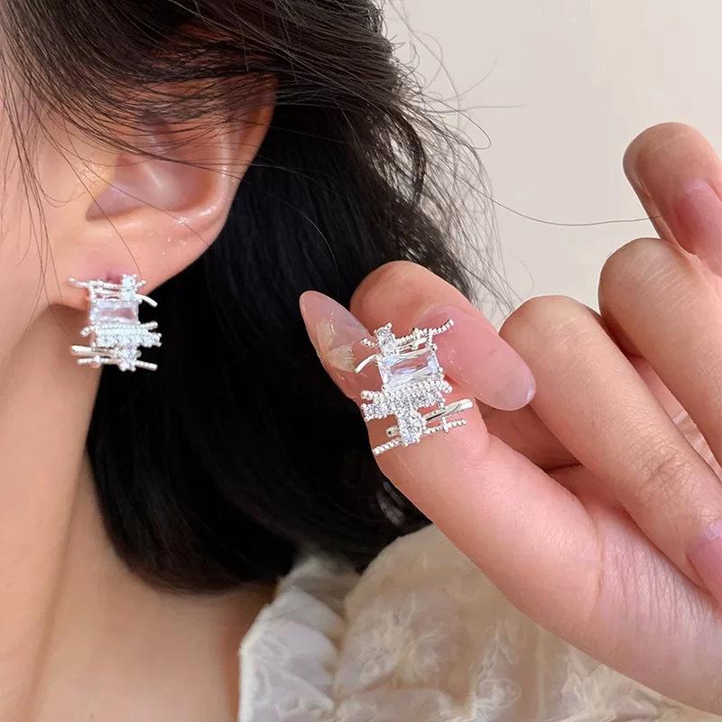 

Ear clips, light luxury, high-end sense, summer design sense, silver zircon stud earrings, women s exquisite explosion, earrings without earrings.