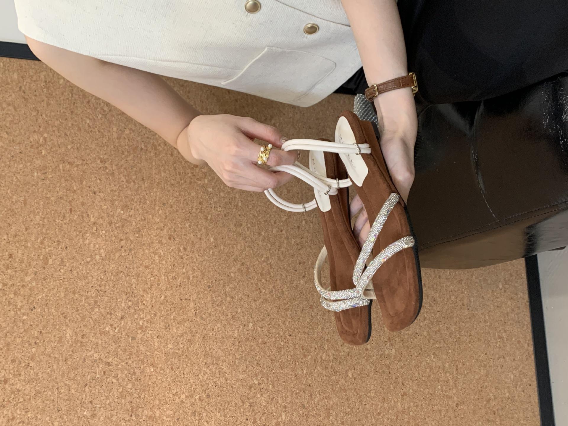 

French two-wear rhinestone slope heel cool slippers women s 2025 summer new with skirt one-word slippers beautiful sandals 39 коричневый