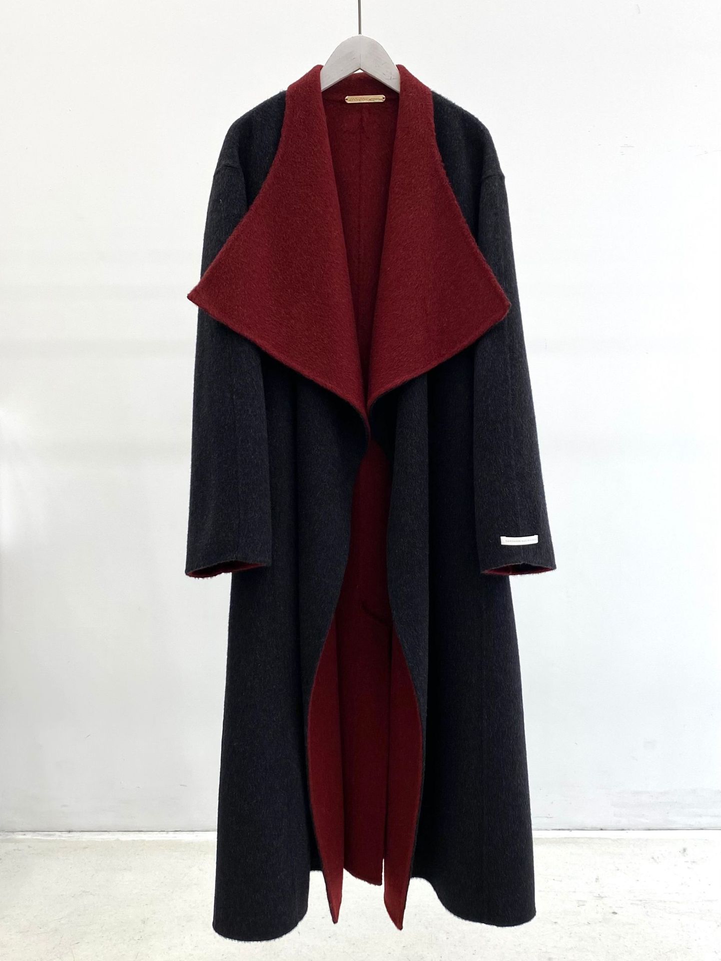 

Черно-красное сочетание цветов, удлиненное двустороннее шерстяное пальто с большим лацканом, ленивое, простое, с темпераментом, с поясом, длинное, женское, для осени и зимы M