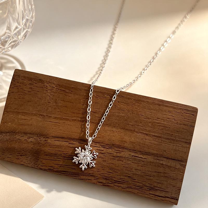 Rhinestone Snowflake Necklace - Elegant Winter Clavicle Chain with Simple, Luxurious Design