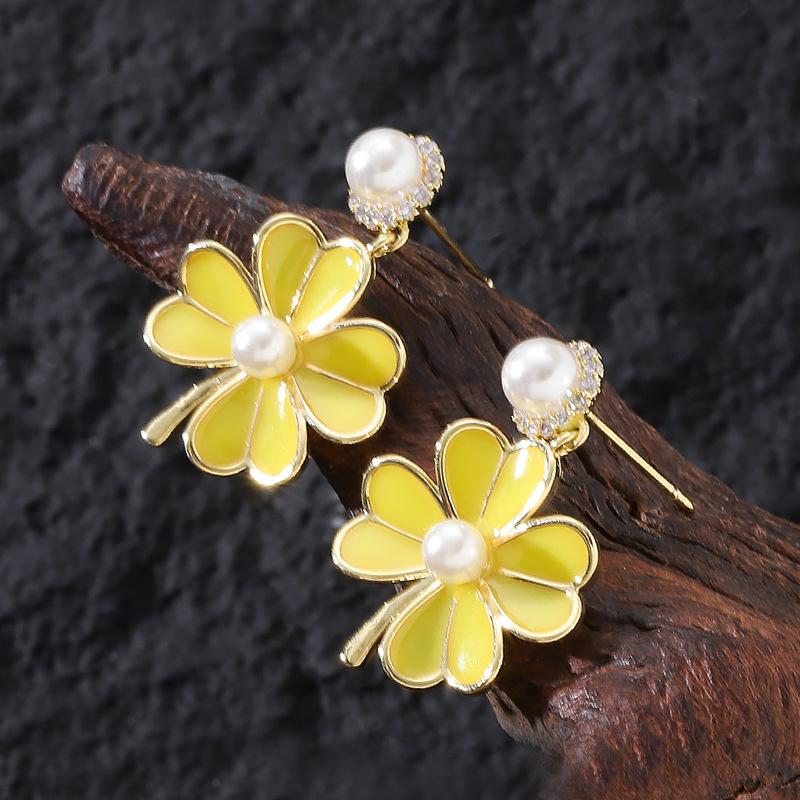 

Mori super fairy sweet temperament small fresh diamond-set pearl small daisy flower earrings high-end vacation style earrings