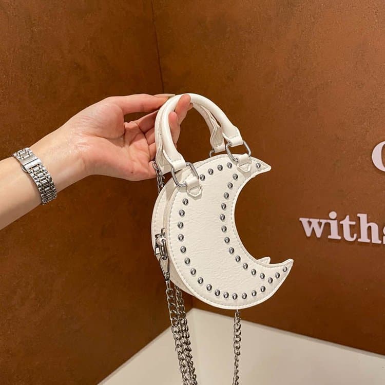 Женская сумка-клатч на цепочке с заклепками в форме луны