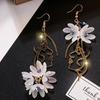 Grenseoverskridende salg Kreative hvite blomsterpike-øreringer Asymmetriske krystall lange dusk krokøreringer Kvinner motetilbehør