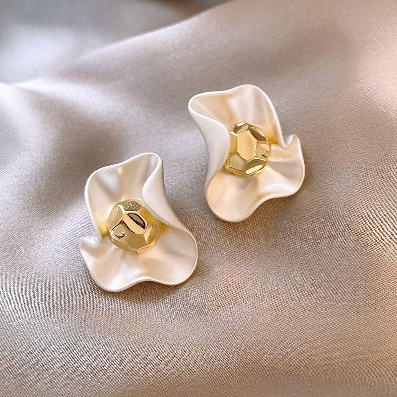 

2025 New Arrival Best Selling Fancy Accessible Luxury Flower Earrings Female Stud Earrings Unique Super Beautiful Seaside Vacation Style Earrings Gentle ruched flowers