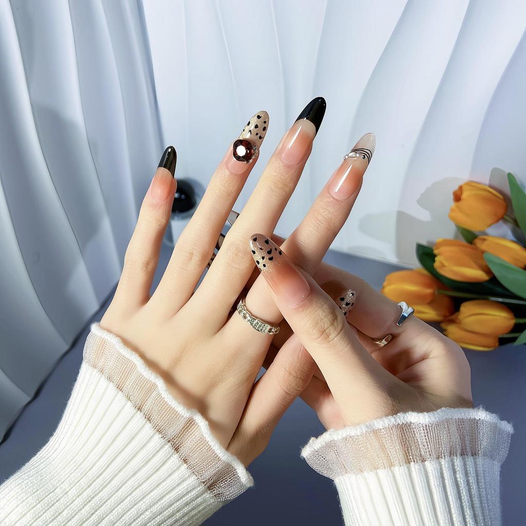 Handmade Leopard Print Gradient Press-On Nails - High-End Nude Style with Large Diamonds, Trendy and Skin Brightening.