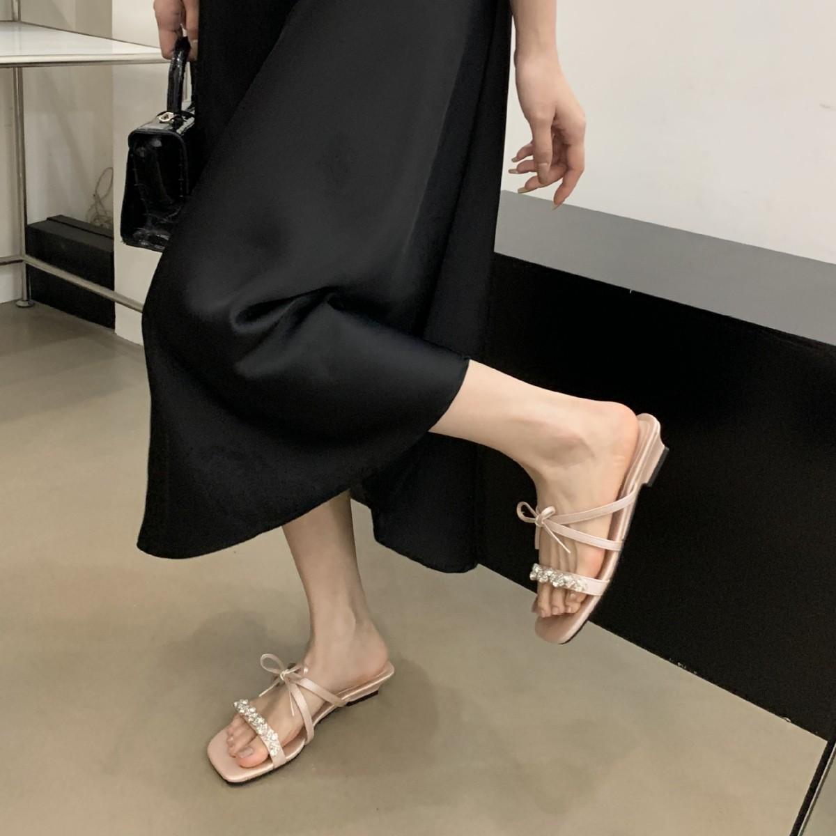 

Thin ribbon rhinestone bow one-word drag fairy wind sandals outer wear 2025 new 39 серебряный