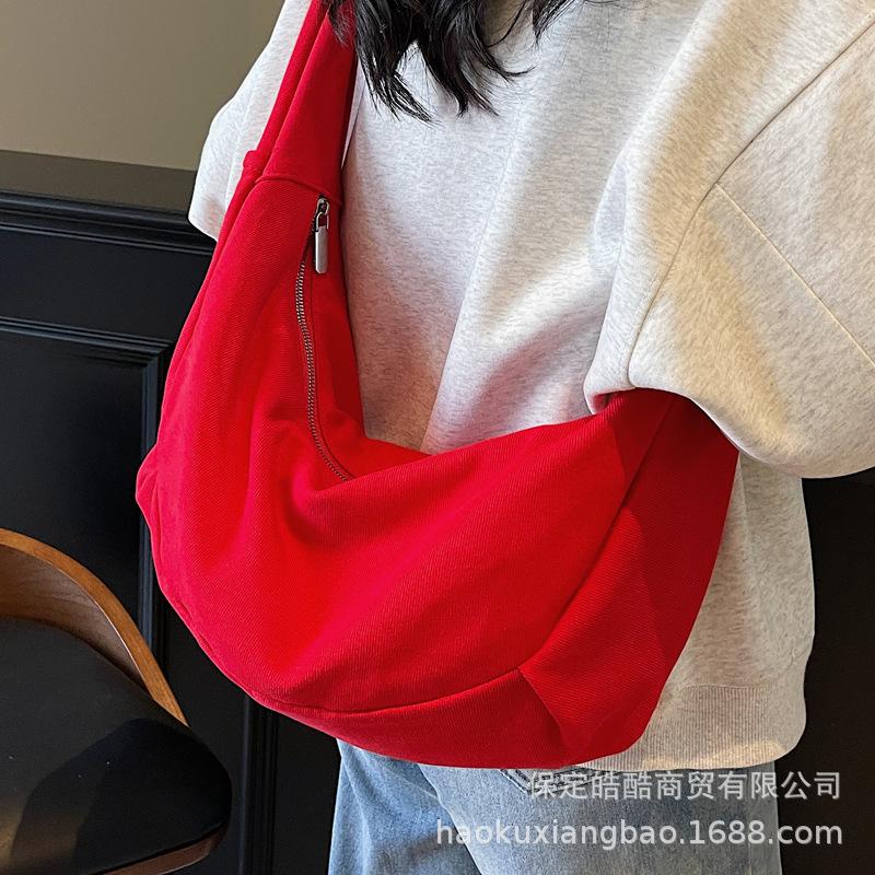 This year, the popular bag ladies 2025 new shoulder bag large capacity versatile canvas messenger bag commuter dumpling bag