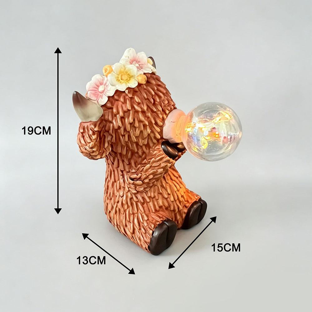 Resin Highland Cow Ornament, Solar Animal Light for Outdoor Garden & Home Decor Blowing Balloons Highland
