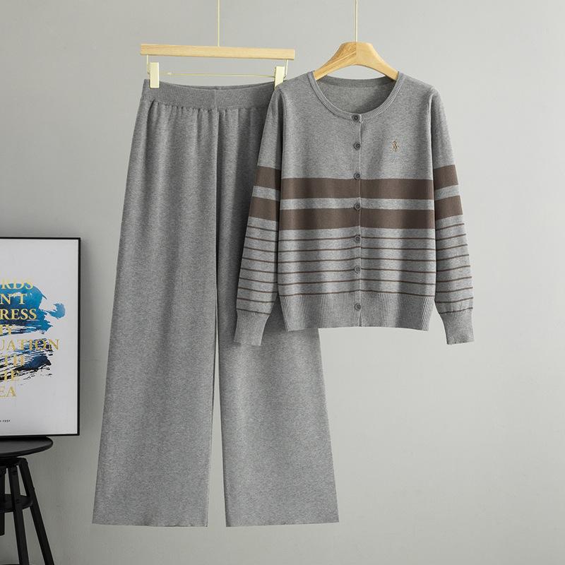 Ein zweiteiliges Set aus modischem gestreiftem Strick-Cardigan mit Rundhalsausschnitt für Damen Herbst und Winter, bestehend aus einem kurzen Jäckchen und einer Hose mit weitem Bein.