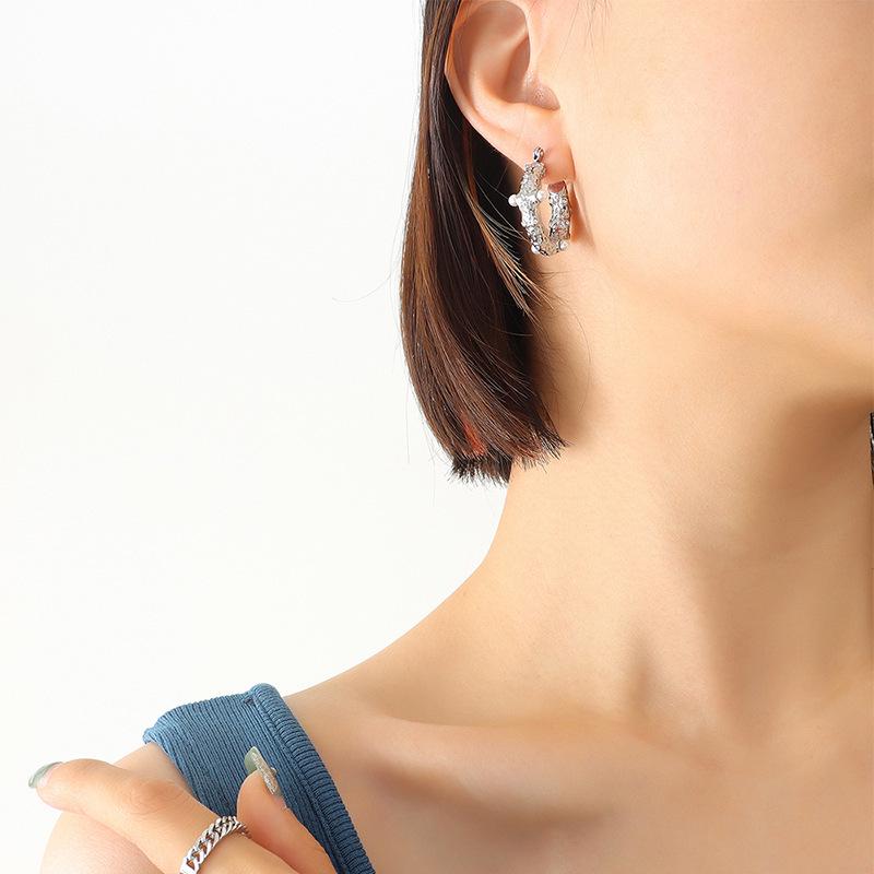 Retro French Style Hammered Titanium Steel U-Shaped Earrings with Faux Pearls and Zirconia