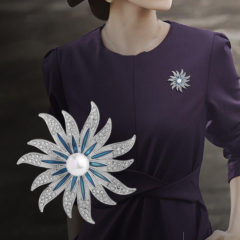 

Брошь-бабочка Женская Причудливая Классная Нишевый стиль Оптом Высококлассная Булавка Элегантная Фиксированная одежда Костюм Жемчужное украшение F Silver