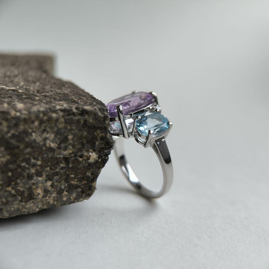 Серебряное кольцо с натуральным аметистом, топазом, вес изделия 5,12 гр (2183532)