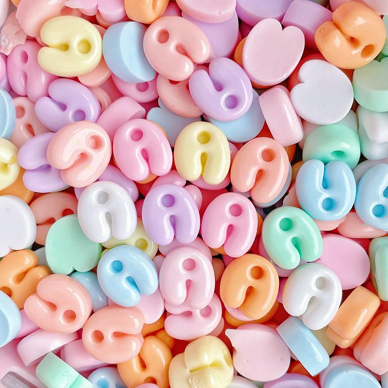 20 Stück Mini-Buchstaben Gemischte Harz-Accessoires ABCD Englische Buchstaben-Aufkleber DIY Sahne-Kleber Handyhülle Haarspangen-Dekoration Zubehör
