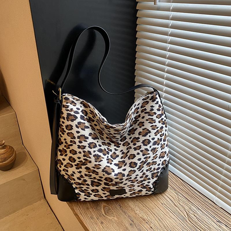 

Korean version of fashionable and foreign commuter armpit bag women s 2025 autumn and winter niche design new women s casual shoulder messenger bag