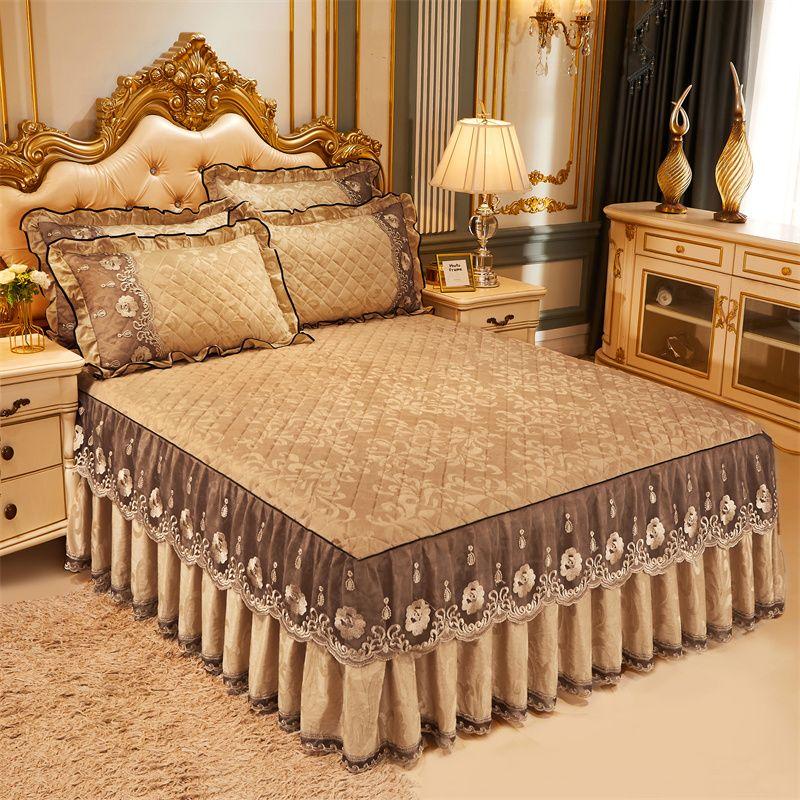 Dreiteiliges Set mit einem gesteppten Bettrock aus Kristallvelours mit abnehmbarem Design, einer dicken und warmen Bettdecke aus Spitze, perfekt für einen Prinzessinnenstil