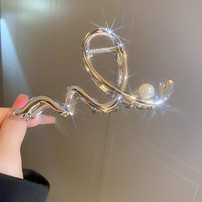 

Metallic Cross Wave Pearl Grab Clip Fashion Back Head Large Disc Hair Temperament Shark Hairpin