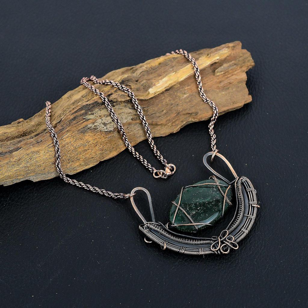 Wunderschöner grüner Jade Edelstein handgemachter Kupferdraht Wickelschmuck Hübsche Halskette für Frauen