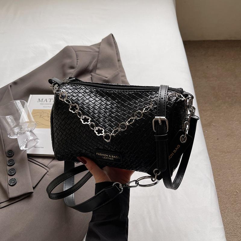 

Niche woven straw bag women s spring and summer new fashion shoulder messenger bag casual pillow bag чорний