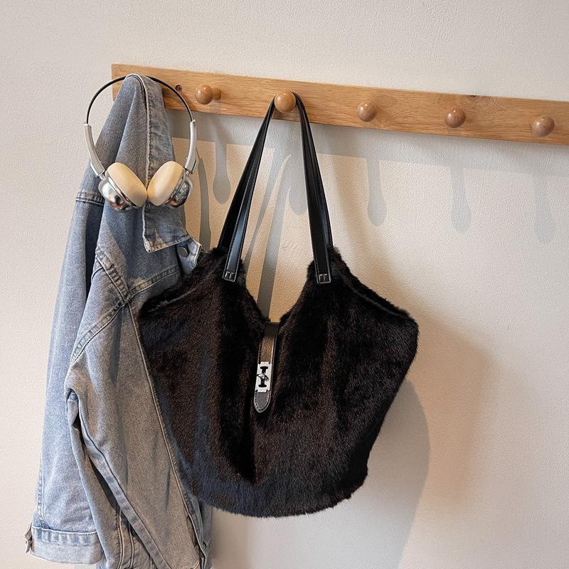 Retro Fluffy Bag Women's Large Capacity 2025 New Autumn and Winter Casual Plush Shoulder Bag Student Class Tote Bag