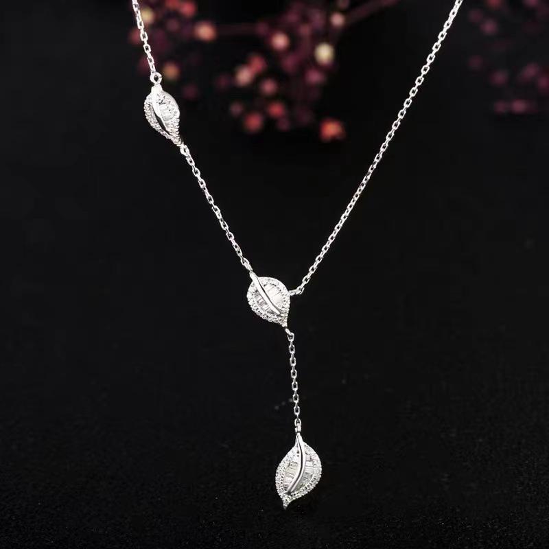 Three-Leaf Clavicle Chain: Simple, Versatile, Non-Fading Women's Necklace in Trendy Ins Style