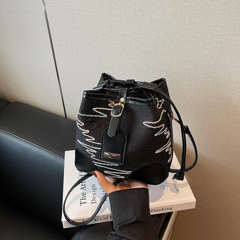 

Niche high-end Korean version trendy bucket bag women s fabric new casual commuting versatile personalized messenger bag чёрный