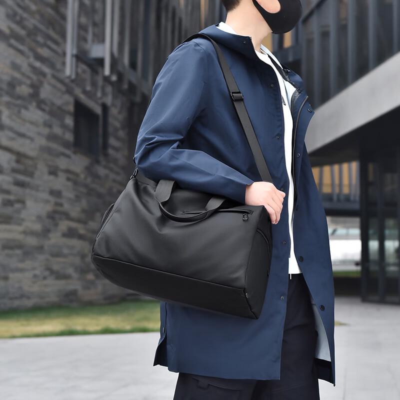 Bananatravel Water-Resistant Sports Crossbody Bag