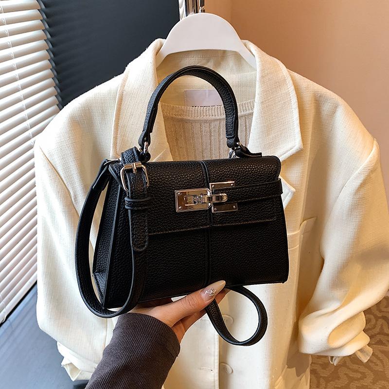 Portable small square bag 2025 new simple retro women's bag fashionable versatile niche simple commuter messenger bag
