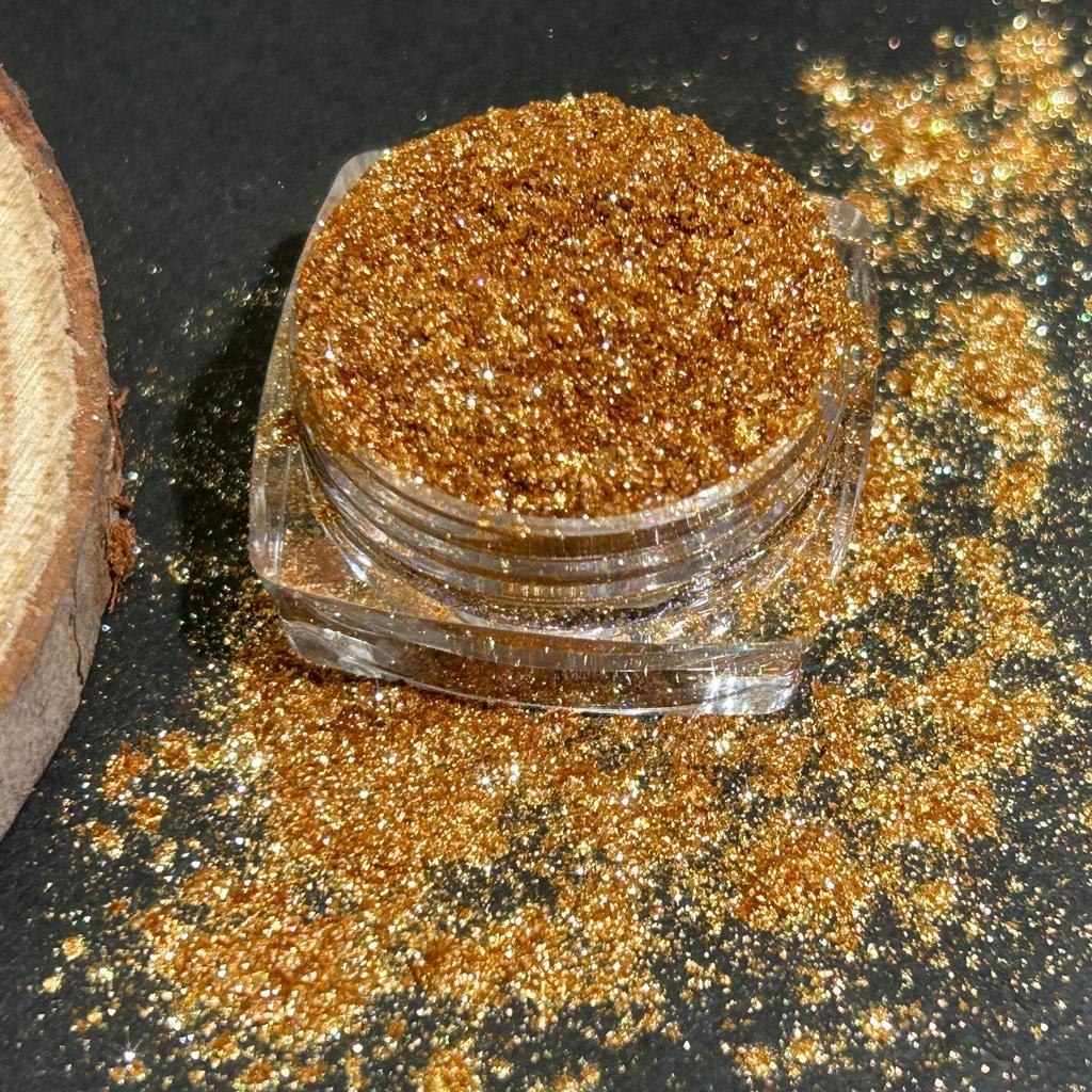 **Iridescent Silver-Plated Glitter Eyeshadow & Highlight Powder**