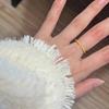 Anillo Pequeño Brillante: Elegante Banda Apilable Tono Dorado