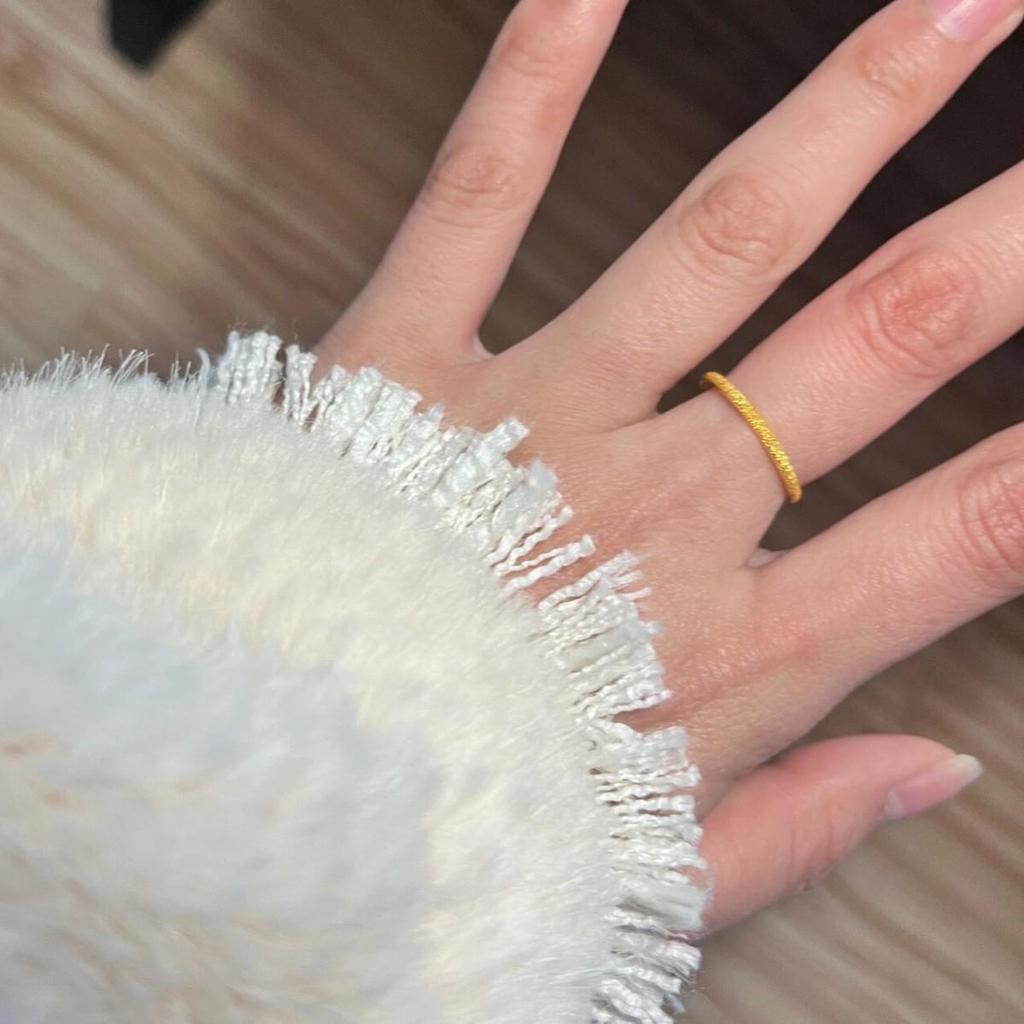 Anillo Pequeño Brillante: Elegante Banda Apilable Tono Dorado