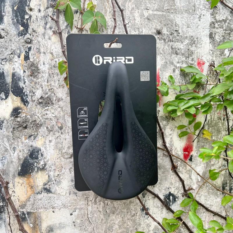 Ultra-Light Carbon Fiber Bicycle Saddle With Hollow Design Short Nose Wide Profile Road Mountain Bikes