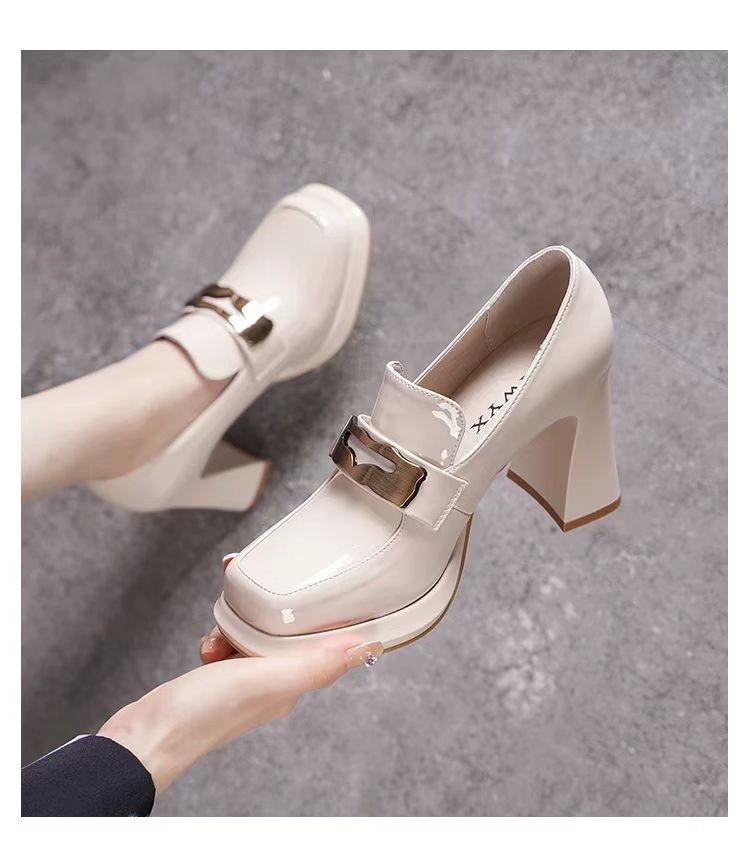 

Гарна подорож, можна носити в усі сезони, нові тренди, один педаль ПУ гумова квадратна голова товстий каблук ПУ глибокий виріз 39 бежевий